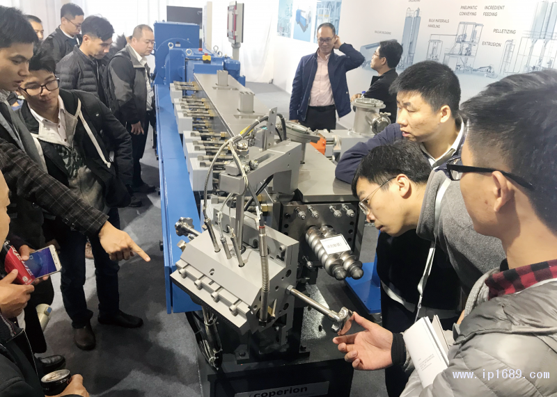 嘉宾们共同见证了科倍隆南京组装的第一台ZSK-58-Mc18的工业美学。
