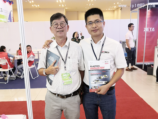 Takatronics公司总经理Lai-Weng-Pew（黎荣标）先生（左）与《万博游戏体育
》记者陈陆锋合影